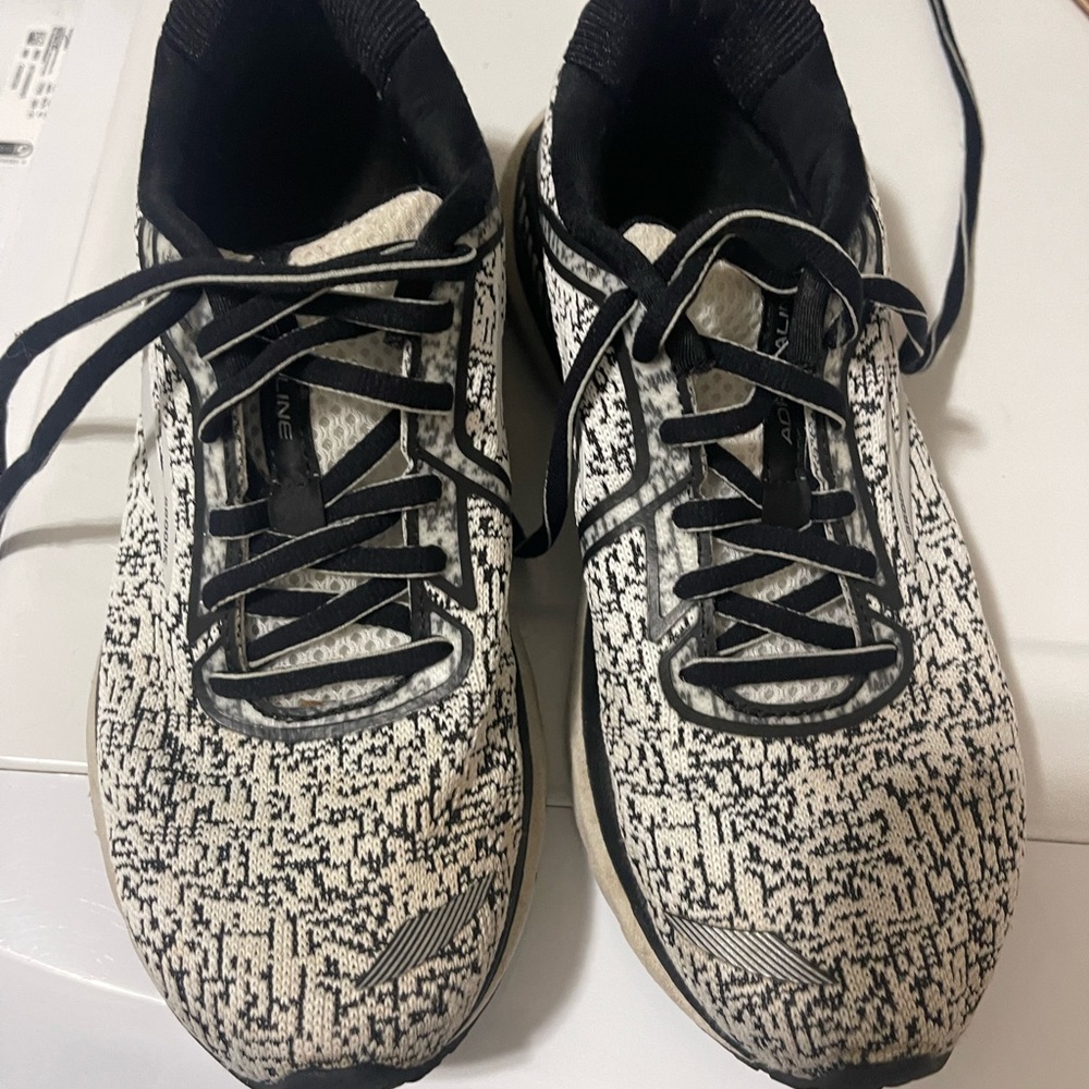 Womens brooks tennis shoes size 7 1/2